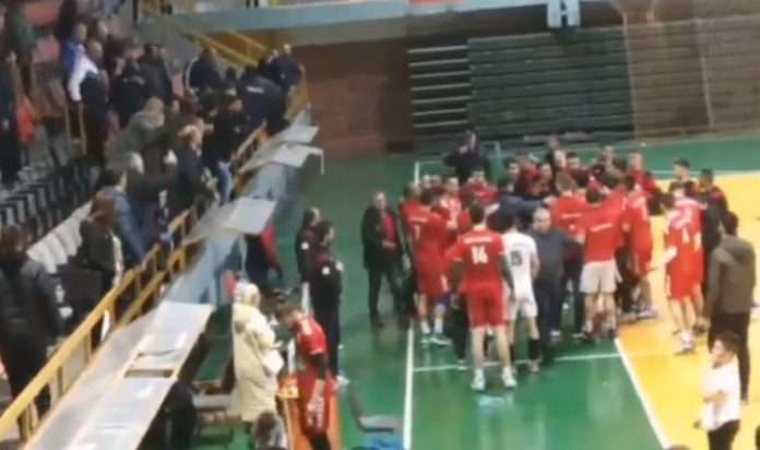 Incident në Veles, volejbollistët e Shkëndijës provokohen nga tifozët, thirren edhe në polici