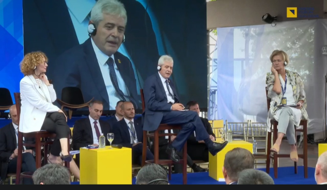 Ali Ahmeti takon Lajçakun: Situata në veri të Kosovës është për tu shqetësuar