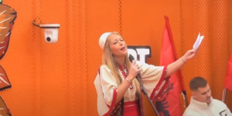 Monika vjen me një surpriz për festën e organizuar