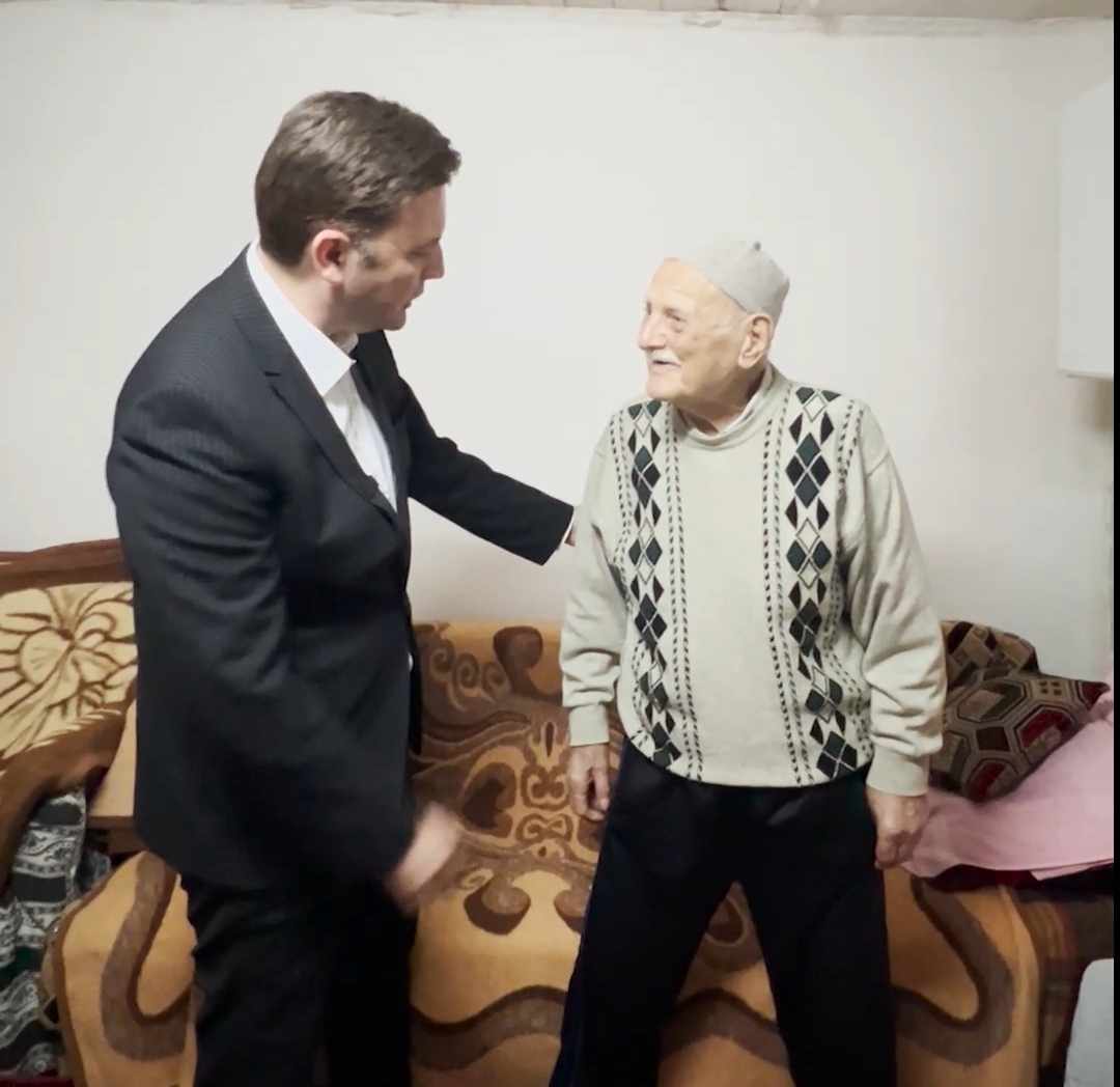 Emocionuese/ Ministri Osmani sonte bëri iftar me fqiun e tij 105 vjeç