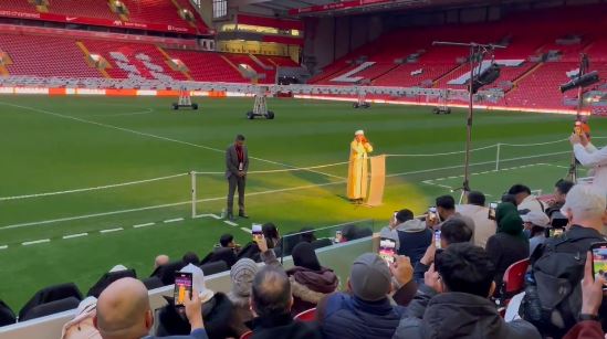 Liverpool organizoi iftar për tifozët – Ezani jehoi në “Anfield”
